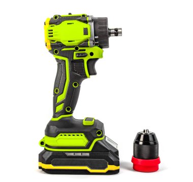 Kablosuz yeşil renkli tornavidanın izole edilmiş fotoğrafı. Beyaz arkaplanda matkap fırlatılıyor..