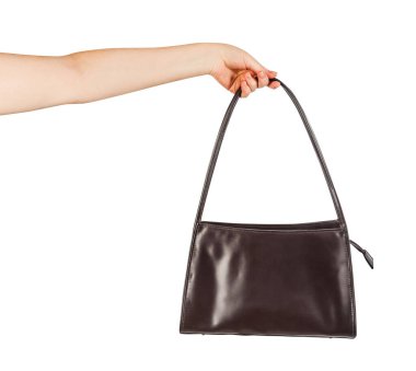 Kahverengi deri çanta ya da beyaz arka planda fotokopi alanı olan bir kadın elinin izole edilmiş fotoğrafı. Ön görünüm.