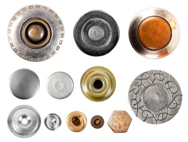 Beyaz arka planda çeşitli metal kumaş düğmeleri ya da perçinlerin izole edilmiş fotoğrafı.