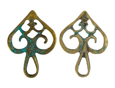 Paslı ve yıpranmış, klasik bakır metal dekoratif barok kolye ya da beyaz arka plandaki elementlerin izole edilmiş fotoğrafı..