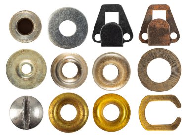 Beyaz arka planda yıpranmış, eski ve paslı metal ve bakır kumaş düğmeleri, kancalar ve dekoratif elementlerin izole edilmiş fotoğrafı..