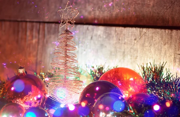 Árbol de Navidad con juguetes y guirnalda. — Foto de Stock