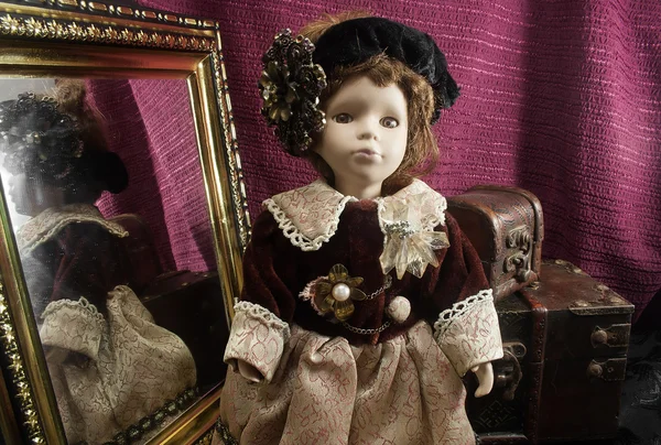 Retro staromódní porcelánová panenka. — Stock fotografie