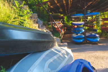 Kano parkı. Spor, kano. Suyun üstünde rafting yapmak için tekne..