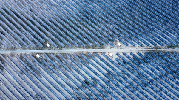 Solpanel med väg mitten, vy uppifrån — Stockfoto