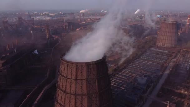 煙でパイプを見る 煙突から煙が出てる 大規模工場で発生する大気汚染による重工業 地球温暖化 — ストック動画