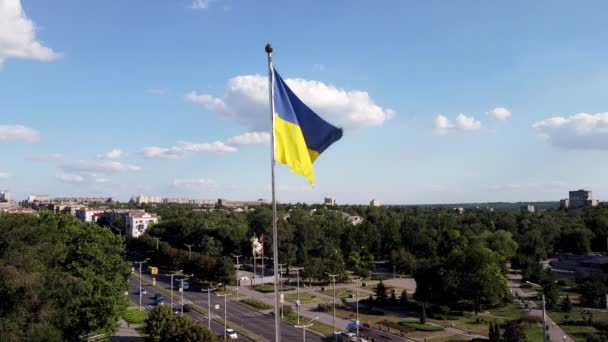 Ukraińska Flaga Wietrze Przeciwko Zaporożu Tło Miasta Niebo — Wideo stockowe