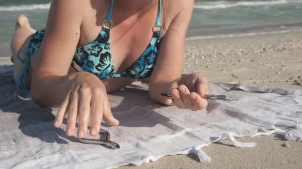 Kobieta Leżąca Plaży Układa Sprzęt Manicure Letnia Koncepcja Piękna — Wideo stockowe