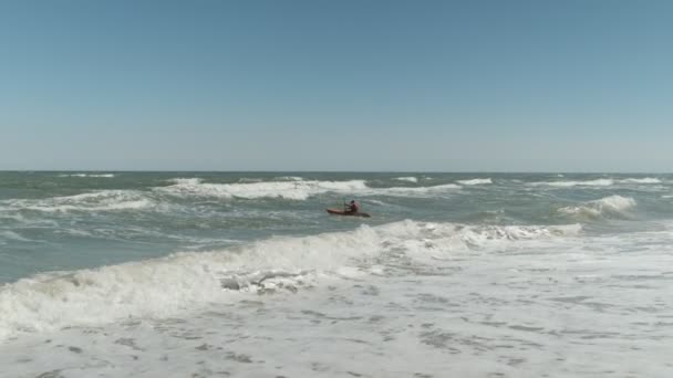 Man Paddlar Kajak Havet Aktiv Sport Sommarrekreationer Och Idrottskoncept — Stockvideo