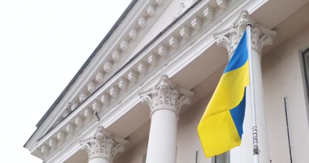 Ukranian Σημαία Κυματίζει Στον Άνεμο Κτίριο Στο Παρασκήνιο Βίντεο — Αρχείο Βίντεο