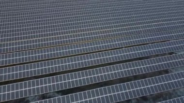 Yenilenebilir Enerji ve Sürdürülebilir Gelişme. Fotovoltaik güneş panelleri. Güneş panellerinin hava görüntüsü Izgarası