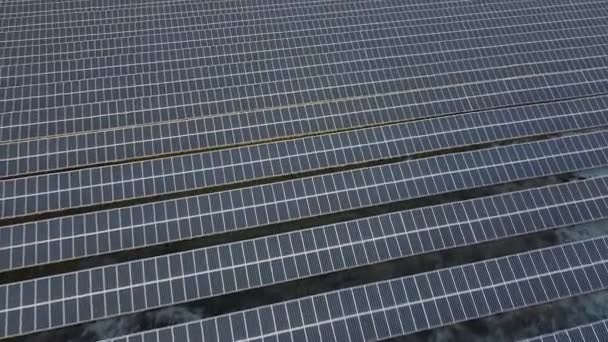 Erneuerbare Energien Und Nachhaltige Entwicklung Photovoltaische Sonnenkollektoren Luftaufnahme Gitter Aus — Stockvideo