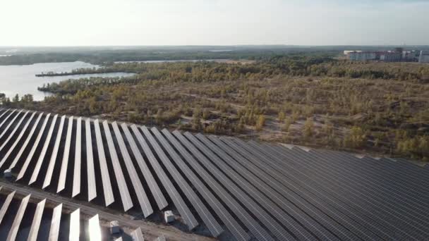 Solární Panel Stanice Odrazem Slunce Řeky Pozadí Eco Systém Letecký — Stock video