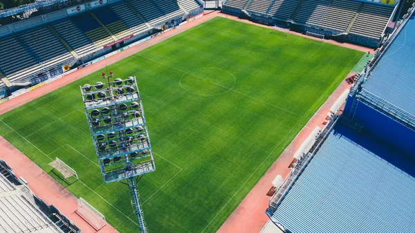 Luftaufnahme des leeren Fußballfeldes Arena in den Tag. Fußballstadion mit grünem Rasen. — Stockfoto