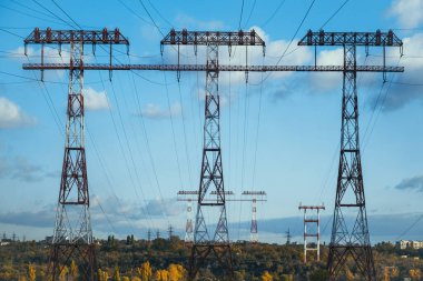 Yüksek voltajlı elektrik direği ve mavi gökyüzü ile elektrik kablosu. Büyük elektrik direkleri. Güç ve enerji kavramı