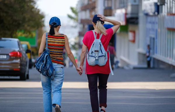 Sokakta yürüyen bir çift kadın. Mutlu kız arkadaşlar 