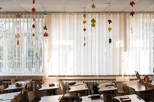 Okul içi boş sınıf odası. Okula geri dönüyorum. Boş okul sınıfı, insan yok. Karantina döneminde boş bir sınıfta sonbahar dekoru..