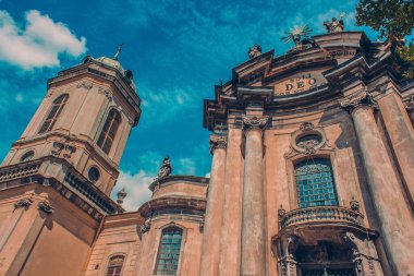 Görüntü, kilise ya da katedrale benzeyen barok bir mimari yapıyı gösteriyor. Heykellerle, dekoratif pervazlarla ve Latince yazıtlarla süslü yüzünü görebiliyoruz. Kilise.