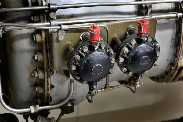 老式军用飞机呼吸氧气的流量和压力控制装置 — 图库照片