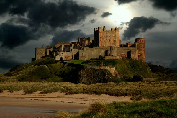 Bamburgh Şatosu, İngiltere 'nin kuzeydoğu kıyısında Northumberland' daki Bamburgh köyünün bir kalesidir. Listelediğim bir bina. Gökyüzü eklendi.