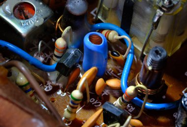 Erken taşınabilir transistör radyo devre panosundaki elektronik bileşenlerin ayrıntıları.