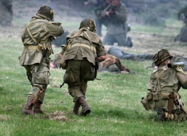 İkinci Dünya Savaşı üniforması giymiş Amerikan askerleriyle savaş sahnesi