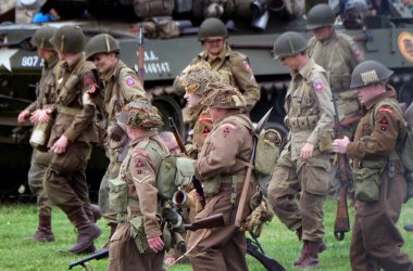 İkinci Dünya Savaşı üniforması giymiş Amerikan askerleriyle savaş sahnesi