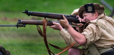 İngiliz İkinci Dünya Savaşı piyadesi gibi giyinmiş. Savaş alanı sahnesi