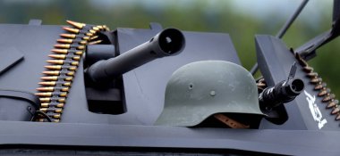 Alman piyade aracı kasklı, mermili ve 20 mm toplu..