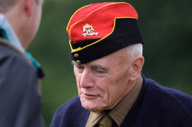 Usta asker bir gösteride ilgili ziyaretçilerle konuşuyor..