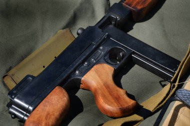 Thompson hafif makineli tüfeği (ayrıca 