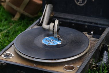 Vinil reord 'lu antika saat mekanizmalı gramofon..