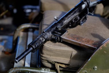 STEN, İngiliz ve İngiliz kuvvetleri tarafından 2. Dünya Savaşı ve Kore Savaşı boyunca yaygın olarak kullanılan bir İngiliz hafif makineli tüfek ailesidir.