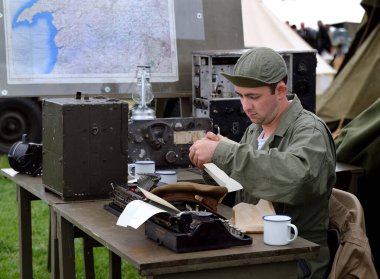 Bir Amerikan Dünya Savaşı 'nı yeniden canlandıran oyuncu, gazete için iki savaş muhabiri gibi giyinmişti..