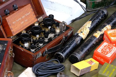 Mühimmat ve patlayıcı tahta kutular. 2. Dünya Savaşı mahsulü.