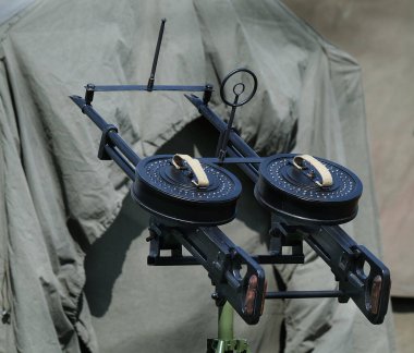 Düz pan dergileri, uçaksavar rolü için monte edilmiş İngiliz 0.303 makineli tüfek çifti üzerine.