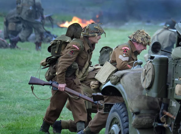 İkinci Dünya Savaşı üniforması giymiş İngiliz askerleriyle savaş sahnesi