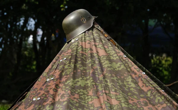 Alemão Guerra Mundial Dois Capacete Topo Tenda — Fotografia de Stock