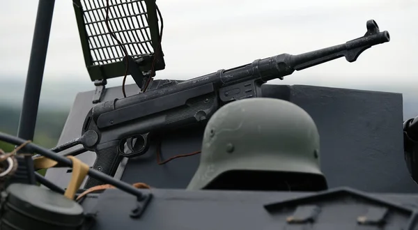 德国头盔和Mp40冲锋枪在Vehcile上 — 图库照片