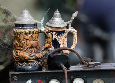 2. Dünya Savaşı hatıra etkinliğinde kapaklı bira bardakları.