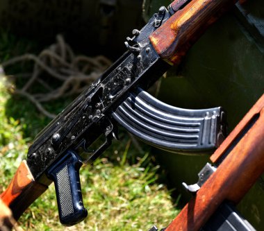 Alman İkinci Dünya Savaşı MP 44 saldırı tüfeğine monte edilmiş kavisli cephane şarjörü..