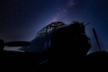 İngiliz Lancaster 4 motorlu ağır bombardıman uçağı. İkinci Dünya Savaşı. Almanya 'ya gece saldırıları