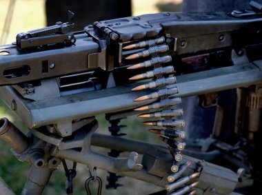 Makineli tüfek mühimmatının bağlı olduğu kemer 2 Alman MG 42..