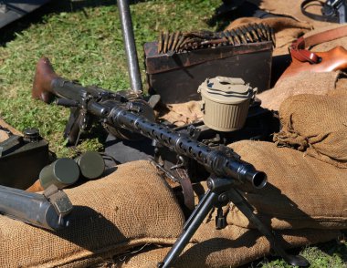 MG 34, 1929 yılında test edilen, 1934 yılında tanıtılan ve 1936 yılında üretilen geri tepmeli hava soğutmalı makineli tüfektir. Otomatik ateş gücünde tamamen yeni bir kavram ortaya çıkardı..