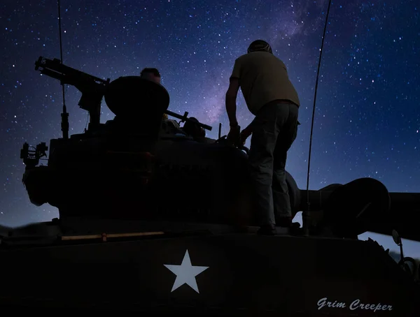 Équipage Réservoir Sherman Contre Ciel Nocturne — Photo