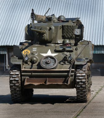 M3 Stuart (resmi adı Light Tank, M3), II. Gelişmiş bir sürüm M5 olarak hizmete girdi. Amerika 'nın savaşa girmesinden önce İngiliz ve diğer Bağımsız Devletler güçlerine kiralandı..