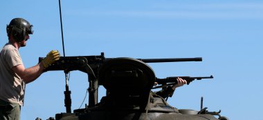 M1 karabinası, 2. Dünya Savaşı, Kore Savaşı ve Vietnam Savaşı sırasında Amerikan ordusu için standart bir ateşli silahtır.. 