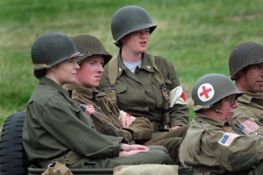 İkinci Dünya Savaşı sahnesini canlandıran oyuncular duman, alev ve boş fişeklerle sahneleniyor. Amerikan askerleri..