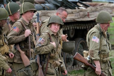 İkinci Dünya Savaşı sahnesini canlandıran oyuncular duman, alev ve boş fişeklerle sahneleniyor. Amerikan askerleri..