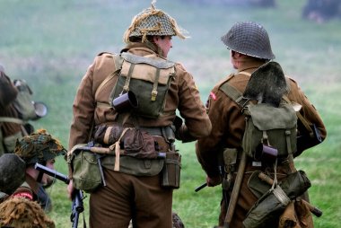 Yorkshire Savaş Deneyimi. Leeds, İngiltere, Ağustos 2021. İkinci dünya savaş üniforması giymiş aktörler savaş sahnelerinde patlamalar, duman, alev ve boş fişeklerle. İngiliz askerleri.